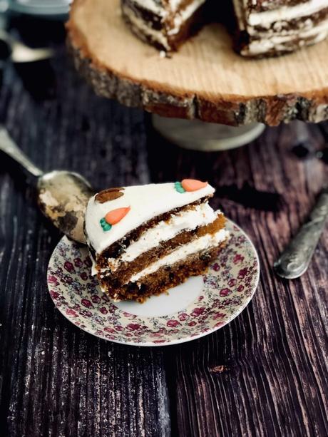 Carrot Cake : le gâteau moelleux et crémeux au bon goût d’épices, de noix et de vanille : souvenir de ma famille d’Angleterre !