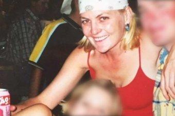 Shanna boire des jours Une photo d'une femme dans un bandana et un singulet rouge tenant une canette de boisson