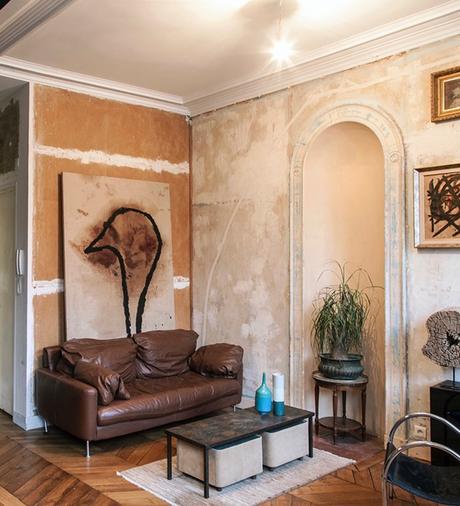Séjour salon entrée canapé vintage marron en cuir oeuvre d art appartement style ancien - blog déco - clematc