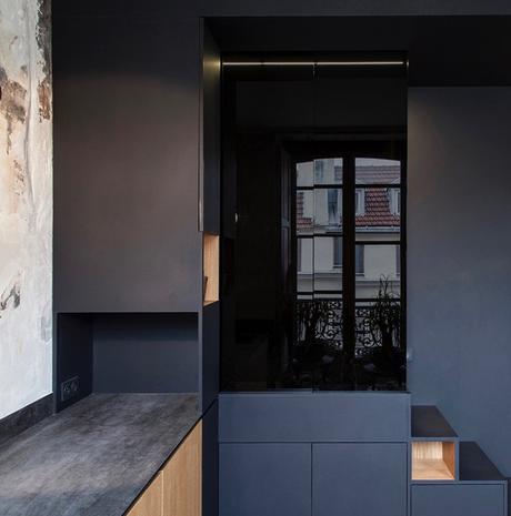 appartement design parisien cube noir fermé paroi vitre verre noir décoration clemaroundthecorner