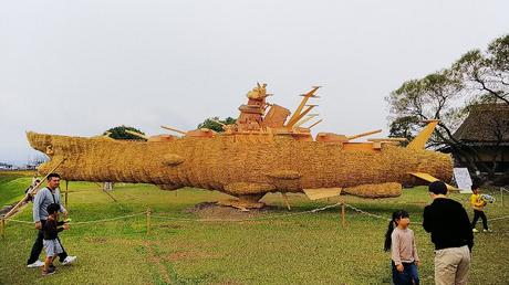 Une reproduction géante du vaisseau d’Albator en paille de riz