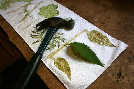 Créer de jolis motifs printaniers avec le martelage de plantes