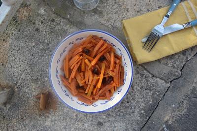 Cuillère et saladier : Salade carottes olives fleur d'oranger cannelle