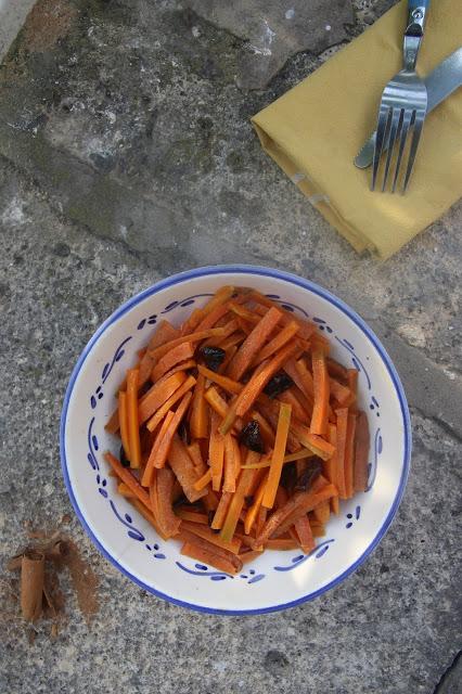Cuillère et saladier : Salade carottes olives fleur d'oranger cannelle