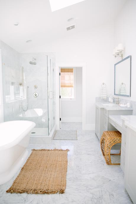 La bonne idée : un tapis en jute pour la salle de bain