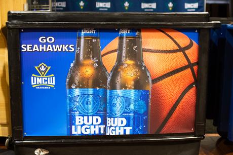 News bière – UNCW accompagne les brasseries locales de bières renommées lors de la première année de vente d'alcool
 – Bière