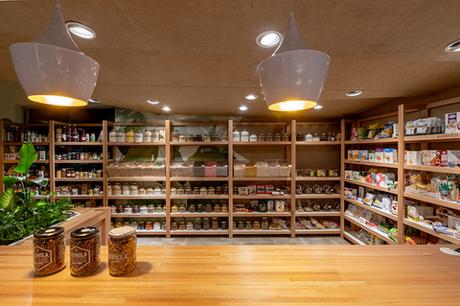 Une boutique bio imaginée comme une bibliothèque naturelle