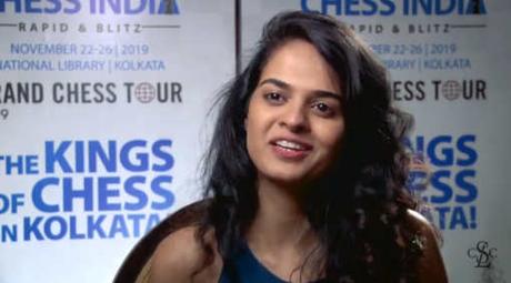La grand maĂŽtre indienne Tania Sachdev interviewe les joueurs en anglais aprĂ¨s leurs parties d'ĂŠchecs © Capture vidĂŠo Ă‰checs & StratĂŠgie