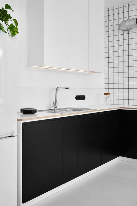 Une décoration en noir et blanc pour ce petit appartement minimaliste