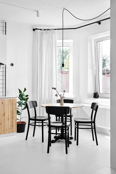 Une décoration en noir et blanc pour ce petit appartement minimaliste
