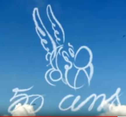 La Patrouille de France rend hommage à Astérix