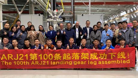 Liebherr LAMC Aviation (Changsha) Co., Ltd. célèbre la livraison de la 100e jambe de train d’atterrissage de l’ARJ 21