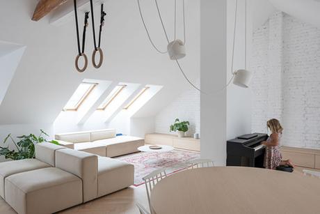 Le grenier d’une maison des années 50 transformé en loft lumineux pour une famille