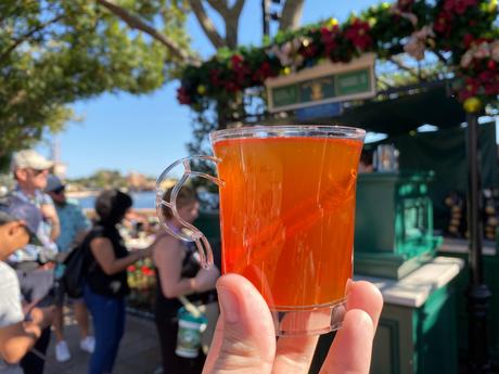 * NOUVEAU * Cidre chaud: cidre fort Strongbow (5,0% ABV), tisane Twinings à l'orange et à la cannelle, Pimms No. 1 (21 $ / bouteille) et jus de pomme avec anis étoilé (servi chaud) - 13,00 $