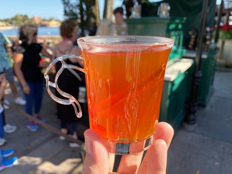 * NOUVEAU * Cidre chaud: cidre fort Strongbow (5,0% ABV), tisane Twinings à l'orange et à la cannelle, Pimms No. 1 (21 $ / bouteille) et jus de pomme avec anis étoilé (servi chaud) - 13,00 $