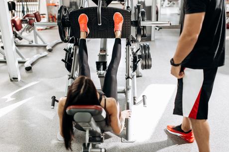 Il s’agit de mettre l’accent sur des exercices de résistance typiques (par exemple, sur le dos, soulever un poids en poussant avec les jambes) mais avec l’intention de faire l’exercice le plus rapidement possible. Il s’agit de mettre l’accent sur des exercices de résistance typiques (par exemple, sur le dos, soulever un poids en poussant avec les jambes) mais avec l’intention de faire l’exercice le plus rapidement possible.