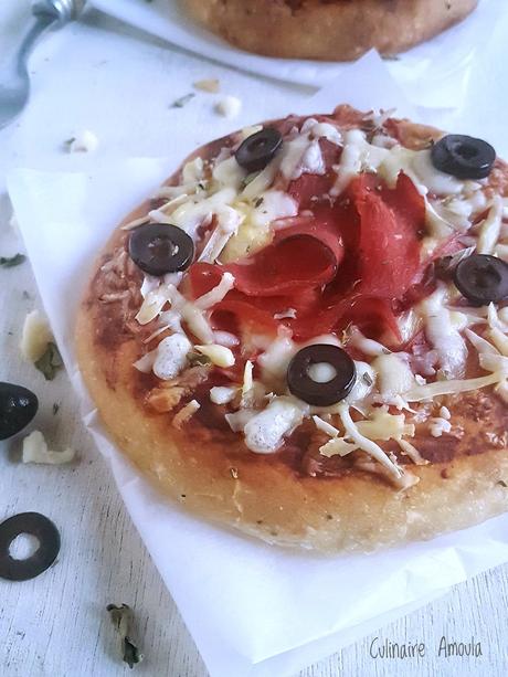 Pizza épaisse charcuterie et fromages