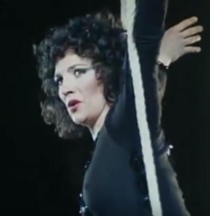 Coline Serreau :  actrice, metteur en scène, réalisatrice, scénariste, compositrice, chef de chœur et...trapéziste !