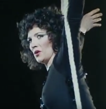 Coline Serreau :  actrice, metteur en scène, réalisatrice, scénariste, compositrice, chef de chœur et...trapéziste !