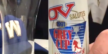 Bière artisanale – Un fan des Bombers boit une bière de 28 ans pour célébrer la victoire de la Coupe Grey
 – Bière noire