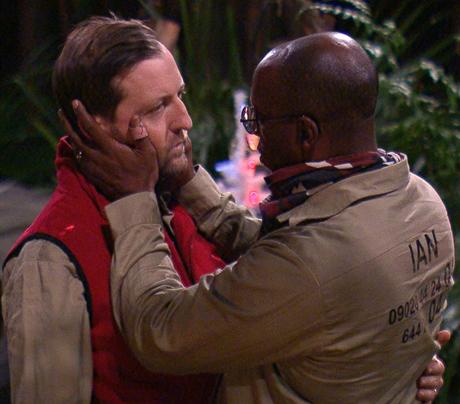 News bière – Andrew Maxwell, un célibataire, boit une pinte de bière et mange des frites au premier repas qu'il a fait depuis la sortie de la jungle
– Bière blonde Le comique a défendu Ian Wright lors de son interview à la sortie, malgré le fait qu'il se tienne dans la jungle.