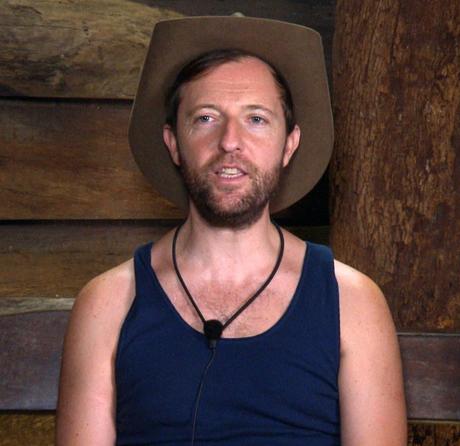 News bière – Andrew Maxwell, un célibataire, boit une pinte de bière et mange des frites au premier repas qu'il a fait depuis la sortie de la jungle
– Bière blonde La bouffe est loin des rations de base de la vie dans la jungle