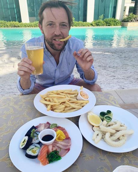 News bière – Andrew Maxwell, un célibataire, boit une pinte de bière et mange des frites au premier repas qu'il a fait depuis la sortie de la jungle
– Bière blonde Andrew se laissa aller alors qu'il appréciait le luxe de l'hôtel