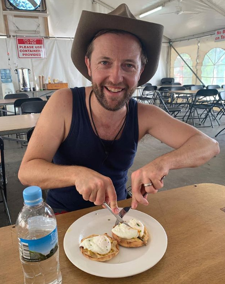 News bière – Andrew Maxwell, un célibataire, boit une pinte de bière et mange des frites au premier repas qu'il a fait depuis la sortie de la jungle
– Bière blonde Il a glissé dans des œufs pochés juste après son interview en direct