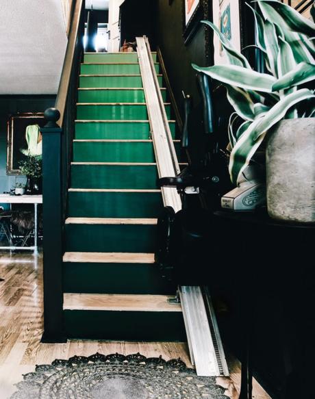 appartement noir escaliers bois dégradé de vert diy idée original parquet émeraude