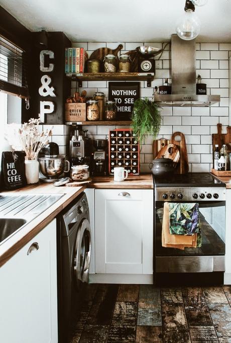 appartement noir idée déco boho pour la cuisine blanc bois noir touche vintage