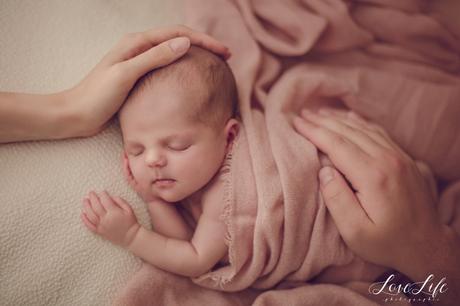 Photographe bébé nouveau-né Suresnes