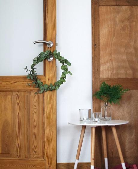 couronne de noël eucalyptus déco simple verte minimaliste intérieur bois - blog déco - clem around the corner