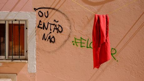 Chut ! Vous avez le droit de garder le silence. Chut ! Vous avez le droit de garder le silence.