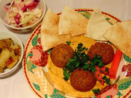 Repas libanais; salade de chou, pommes de terre, houmos et falafels