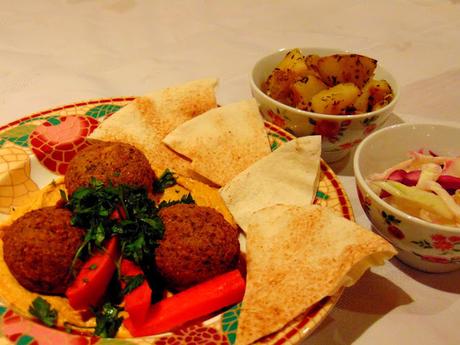 Repas libanais; salade de chou, pommes de terre, houmos et falafels