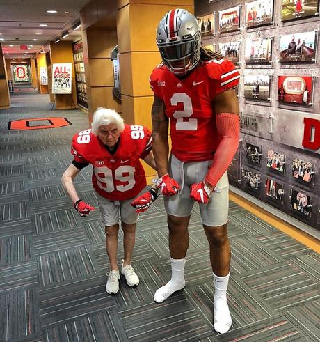 Une grand-mère de 93 ans et son petit-fils s’essayent aux déguisements les plus loufoques !