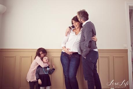 Séance photo de grossesse en famille à domicile Courbevoie