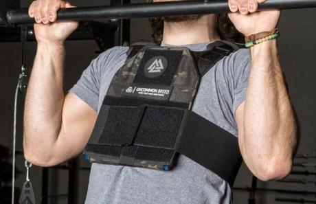 Comment développer sa force et son explosivité avec un gilet lesté ? faire des tractions avec un gilet lesté