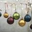   Boules de Noël en verre recyclé  
 De jolies boules patinées en verre recyclé aux tons vert, pourpre, marine et doré, pour créer une ambiance féérique et chaleureuse dans la maison. 
 Ces boules sont fabriquées en Inde en suivant les principes du commerce équitable. 
  Prix indicatif :  5,90€ la boule sur le site  www.altermundi.com  