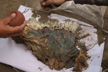 Des archéologues découvrent une coiffe et un tabard de la culture Chimú au Pérou