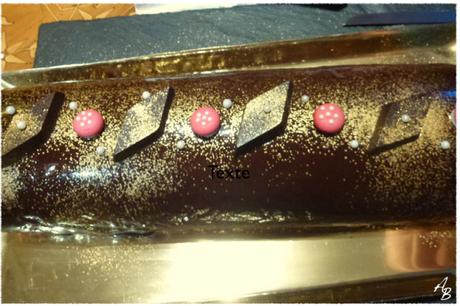 Bûche mousse à la fève tonka, insert abricot et glaçage brillant chocolat noir Bûche mousse à la fève tonka, insert abricot et glaçage brillant chocolat noir