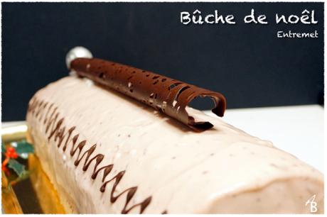 Bûche mousse à la fève tonka, insert abricot et glaçage brillant chocolat noir Bûche mousse à la fève tonka, insert abricot et glaçage brillant chocolat noir