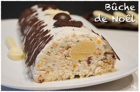 Bûche mousse à la fève tonka, insert abricot et glaçage brillant chocolat noir Bûche mousse à la fève tonka, insert abricot et glaçage brillant chocolat noir