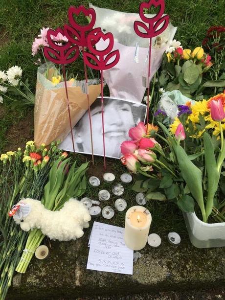   Un mémorial a été installé dans l'église Holy Trinity à Salcombe pour Tyler