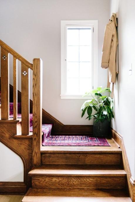 clemaroundthecorner escalier bois déco tapis ethnique rouge maison