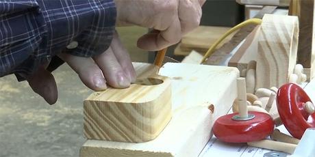 En vrai Père Noel, il fabrique et offre ses jouets aux démunis depuis 50 ans