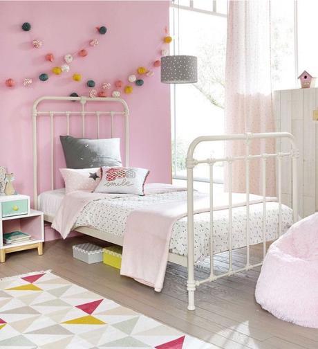 clemaroundthecorner chambre enfant rose lit blanc vintage guirlande boule