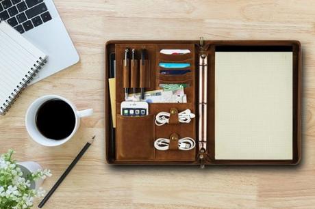 la-main-au-portefeuille-tablette la-main-au-portefeuille-tablette