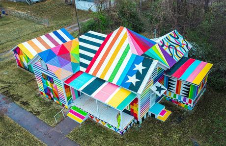 Street art : Okuda transforme une maison abandonnée Street art : Okuda transforme une maison abandonnée