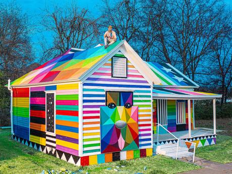 Street art : Okuda transforme une maison abandonnée Street art : Okuda transforme une maison abandonnée